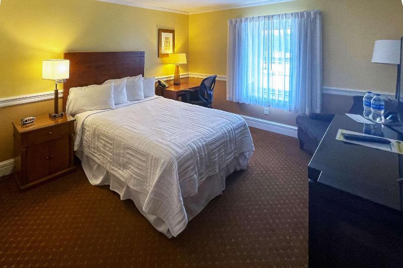 Inn On The Square Ascend Hotel Collection image