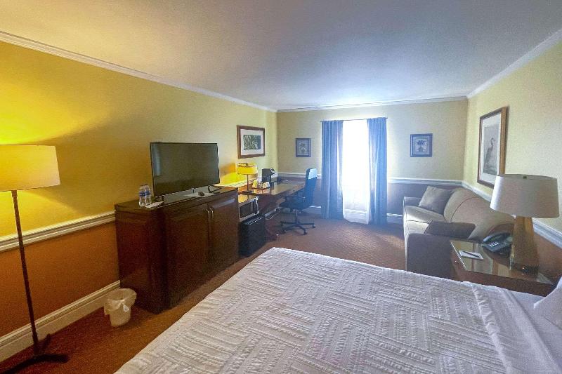 Inn On The Square Ascend Hotel Collection image