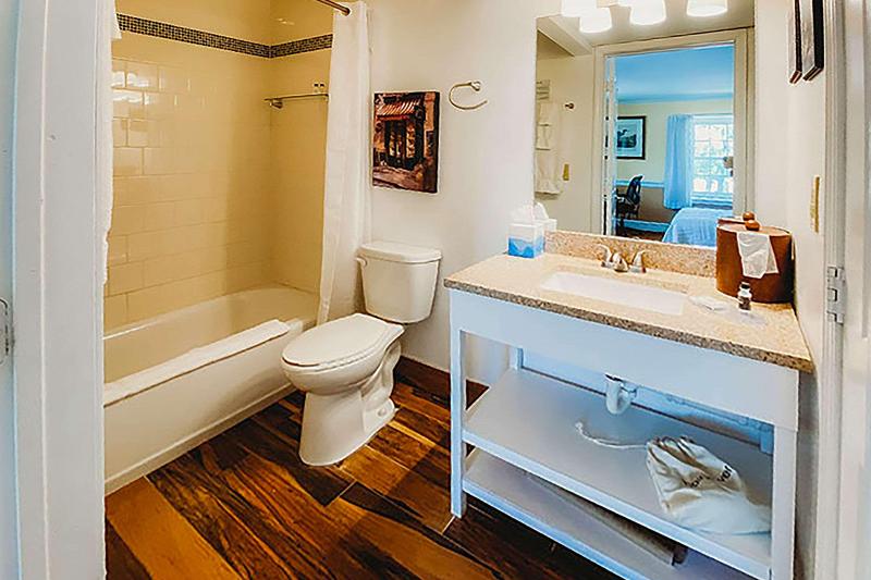Inn On The Square Ascend Hotel Collection image