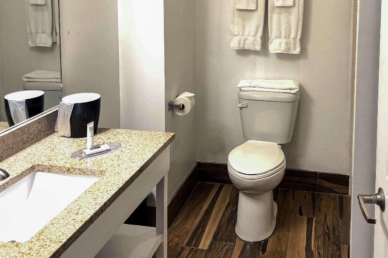 Inn On The Square Ascend Hotel Collection image