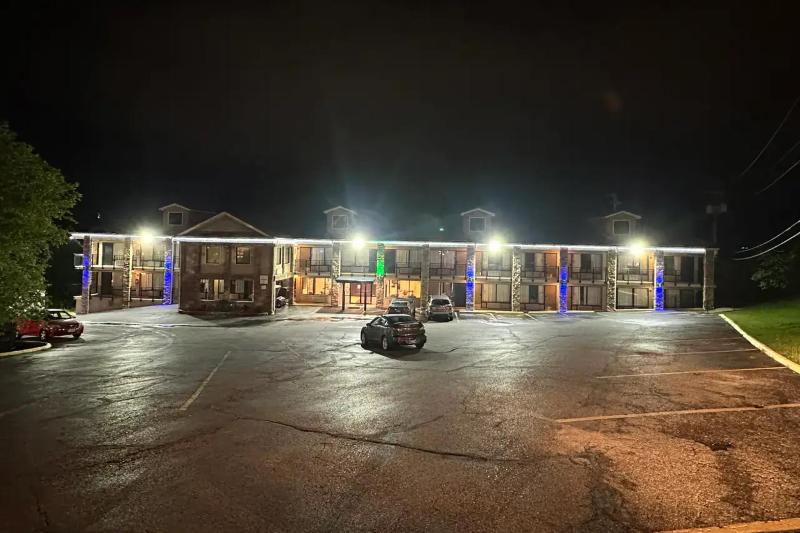 Suburban Studios Branson On The Strip image