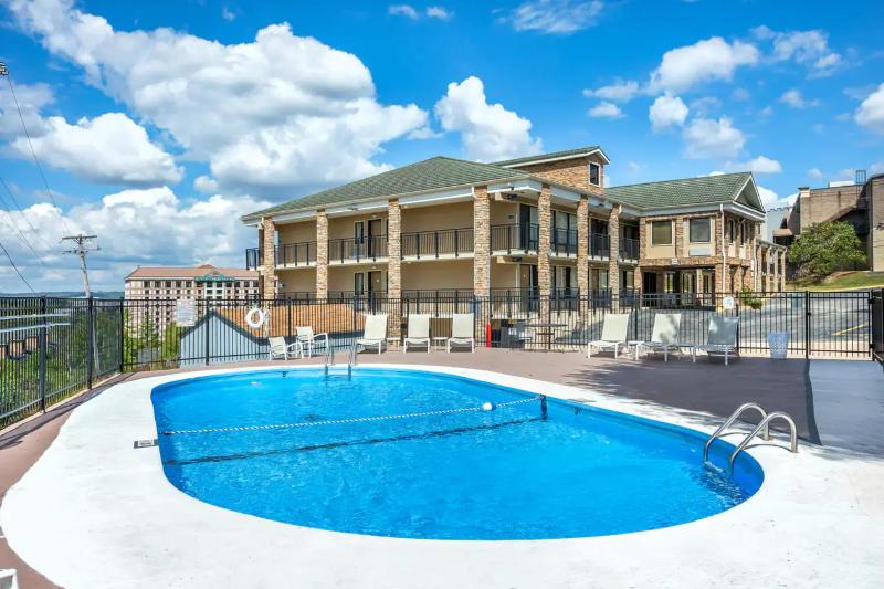 Suburban Studios Branson On The Strip image