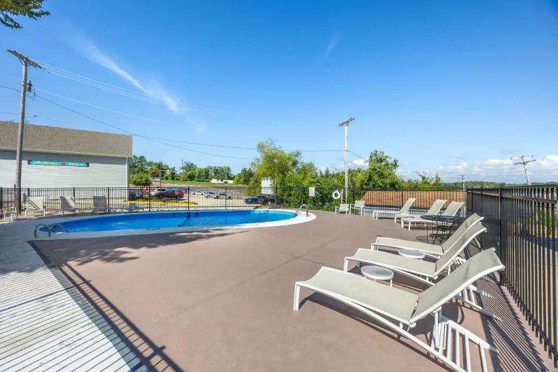 Suburban Studios Branson On The Strip image