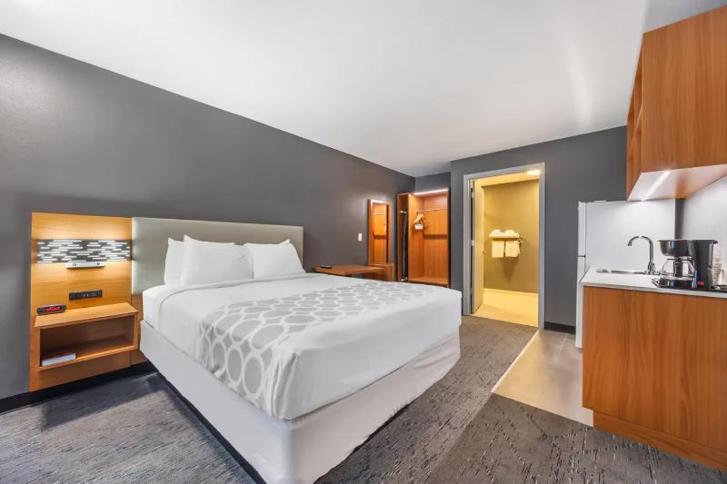 Suburban Studios Branson On The Strip image