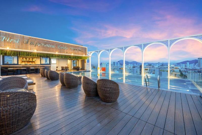 Golden Lotus Luxury Danang Hotel image