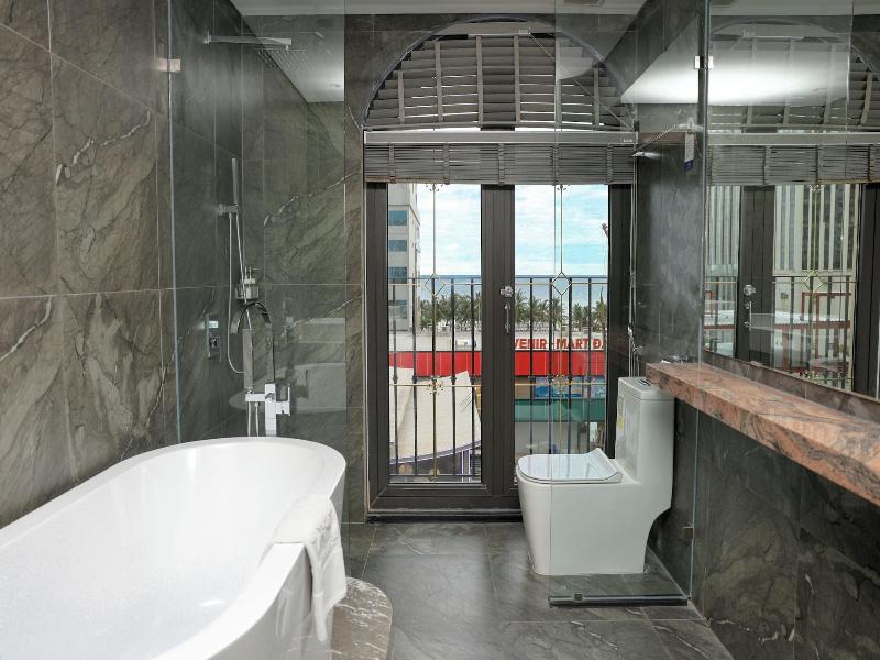 Golden Lotus Luxury Danang Hotel image