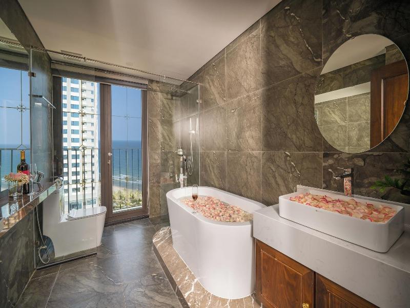 Golden Lotus Luxury Danang Hotel image