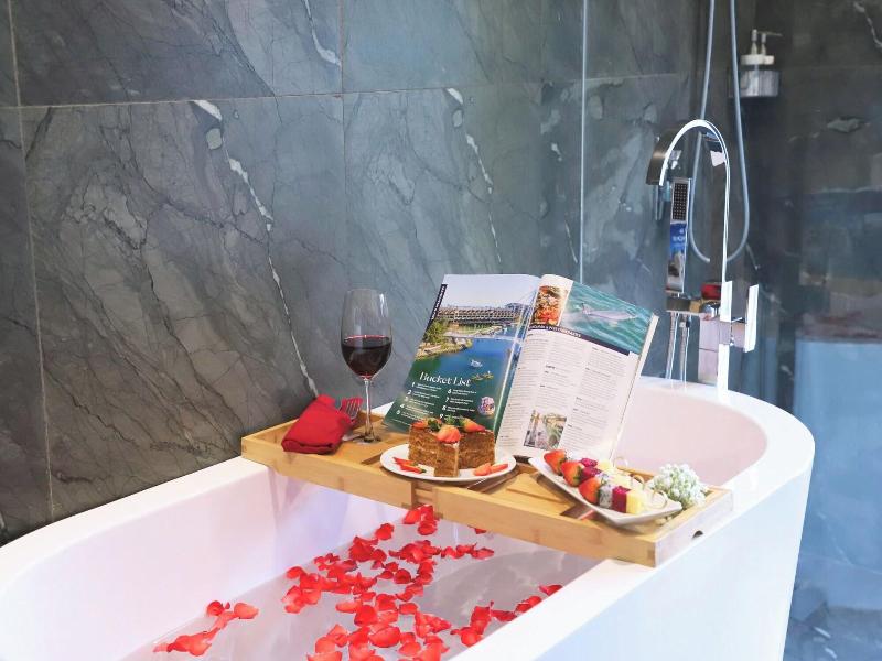 Golden Lotus Luxury Danang Hotel image