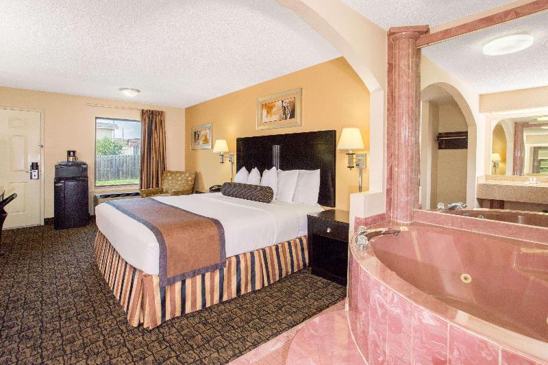 Quality Inn & Suites Monticello Ar image