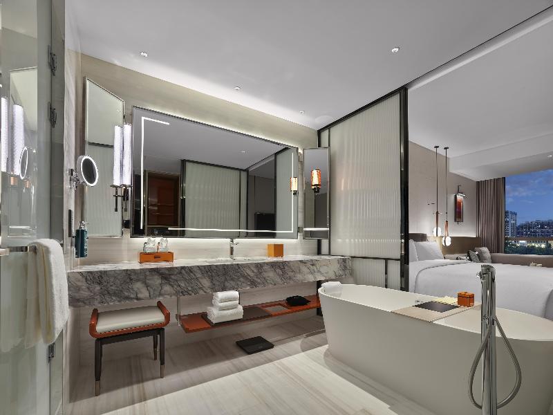 DoubleTree by Hilton Cangnan image
