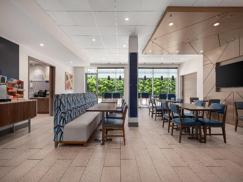 Holiday Inn Express and Suites Courtenay Comox image