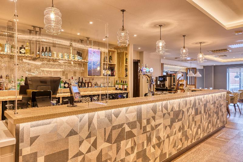 Premier Inn London Romford Town Centre image
