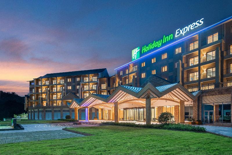 Holiday Inn Express Wawu Mountain image
