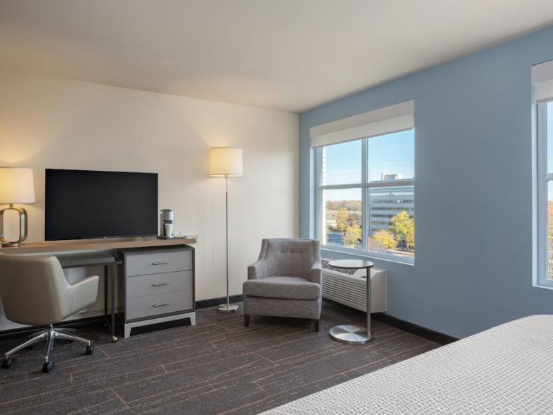 Holiday Inn & Suites Detroit - Troy image