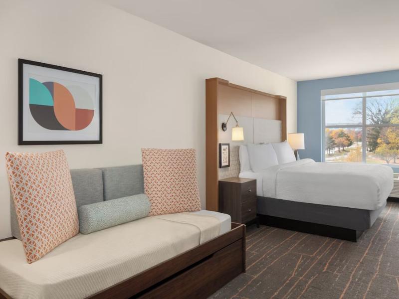 Holiday Inn & Suites Detroit - Troy image