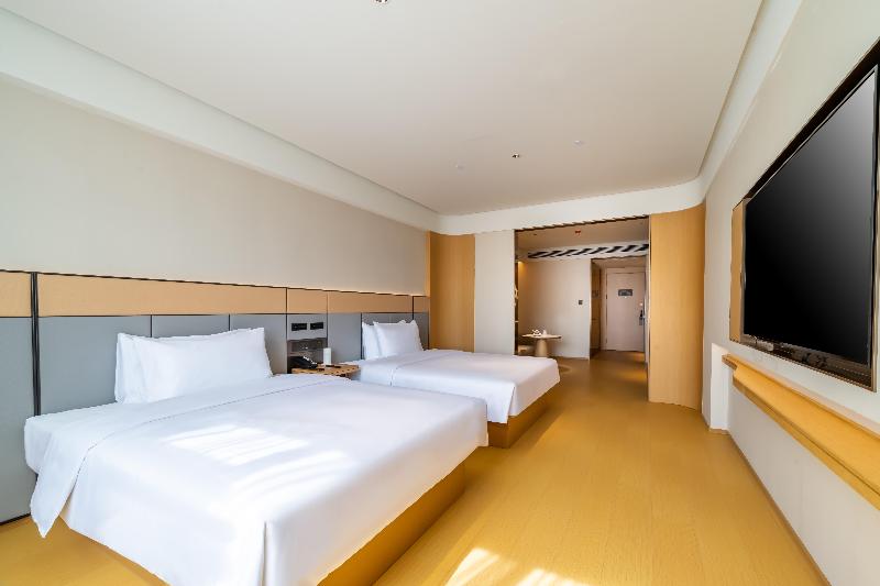 Ji Hotel Lingyuan Tianyi Square image 8