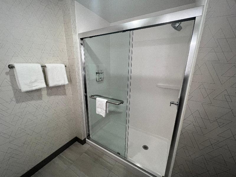 Holiday Inn Express And Suites Tomah image
