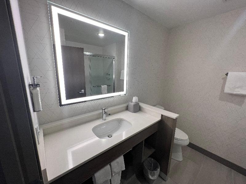 Holiday Inn Express And Suites Tomah image