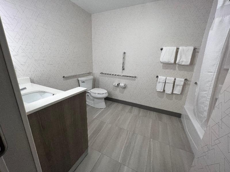 Holiday Inn Express And Suites Tomah image