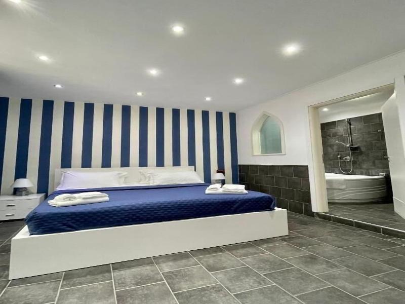 Yacht Club Angioino image