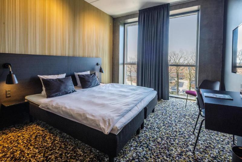Peak 12 Hotel image