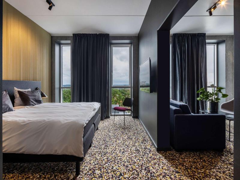 Peak 12 Hotel image