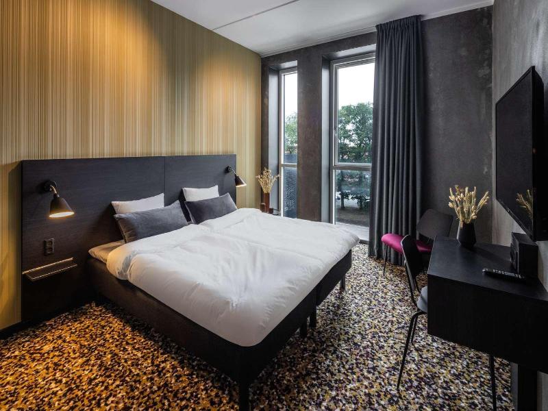 Peak 12 Hotel image