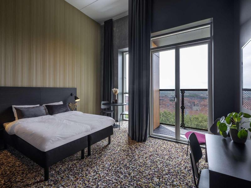 Peak 12 Hotel image