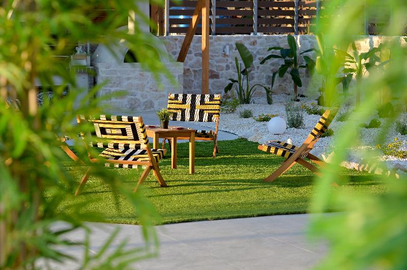 ID Holiday Living image