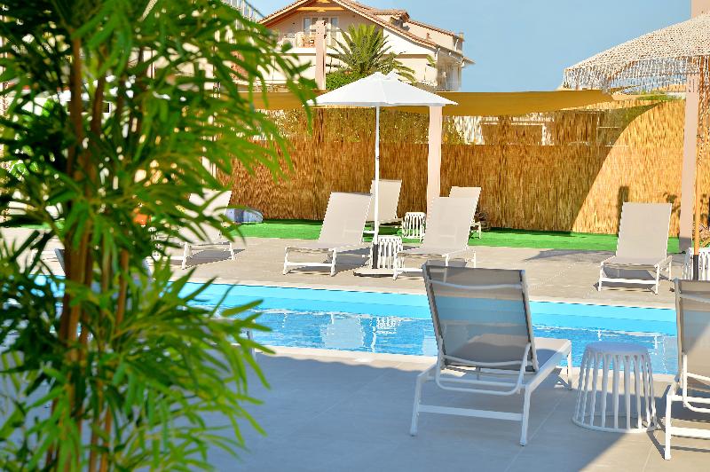 ID Holiday Living image
