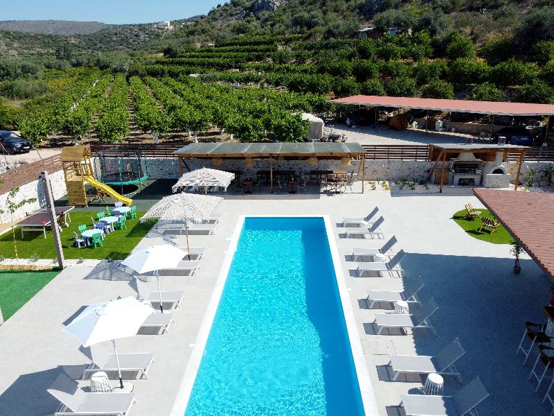 ID Holiday Living image