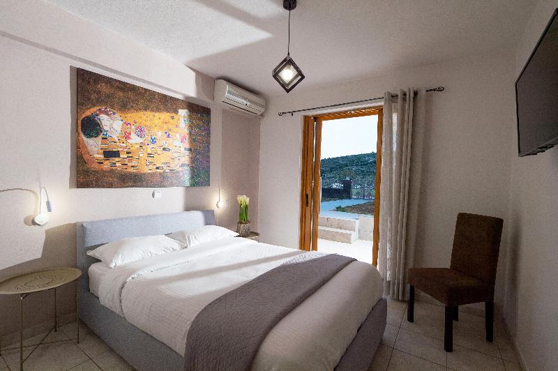 ID Holiday Living image