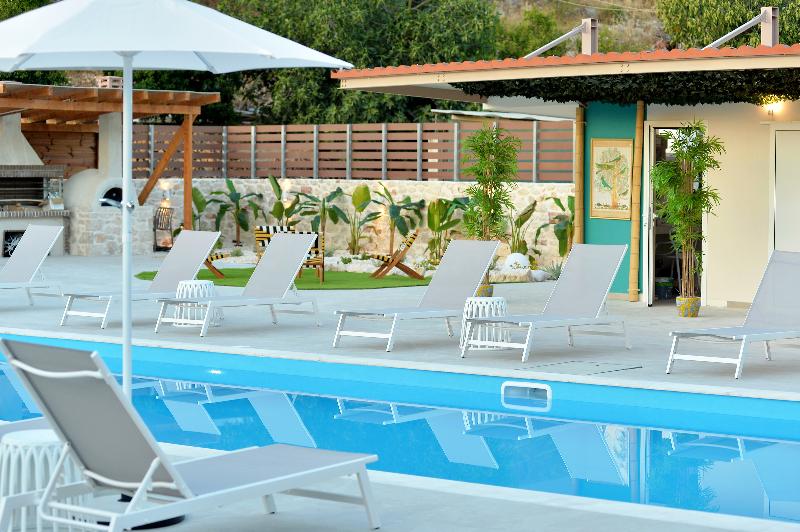 ID Holiday Living image