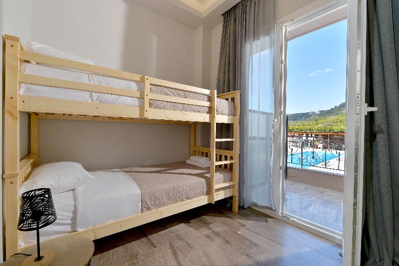 ID Holiday Living image