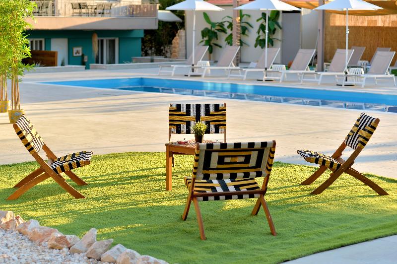 ID Holiday Living image
