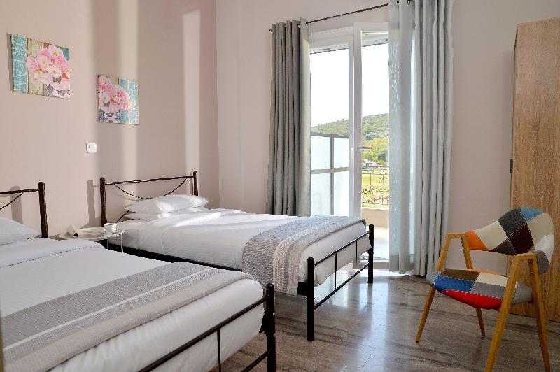 ID Holiday Living image