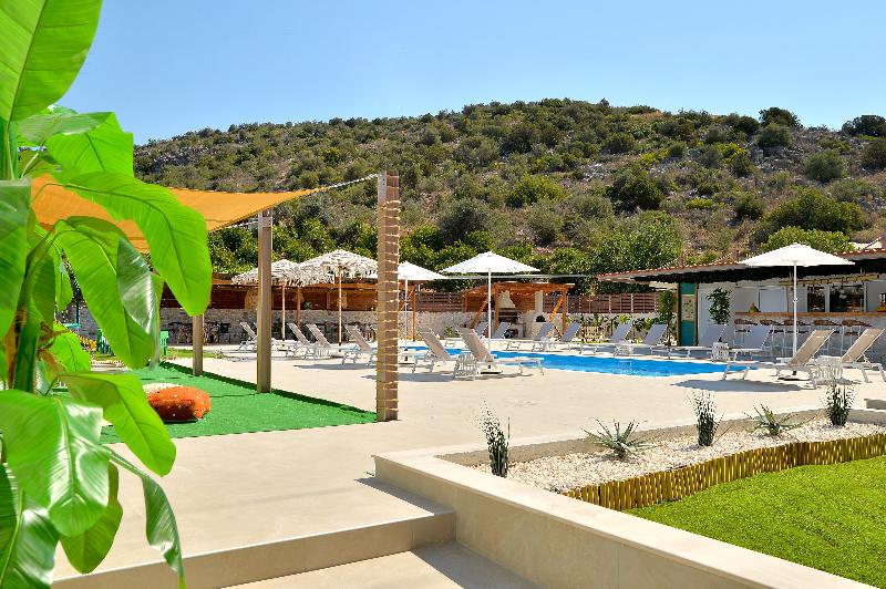 ID Holiday Living image