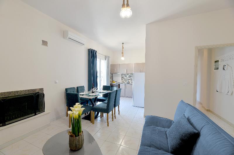 ID Holiday Living image