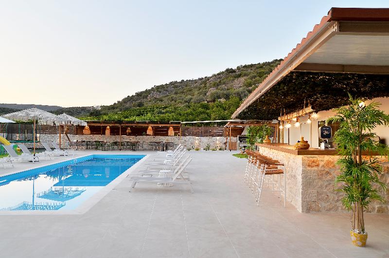 ID Holiday Living image