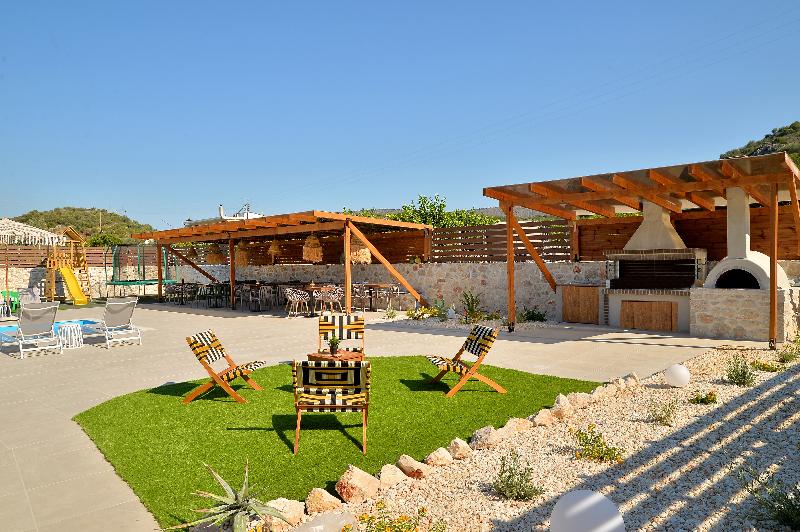 ID Holiday Living image