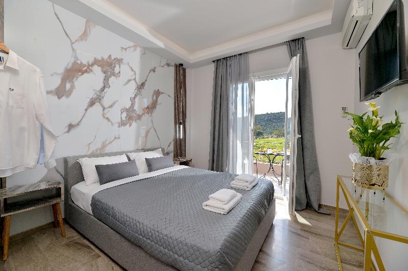 ID Holiday Living image
