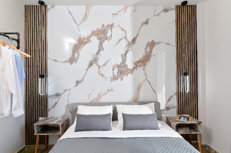 ID Holiday Living image