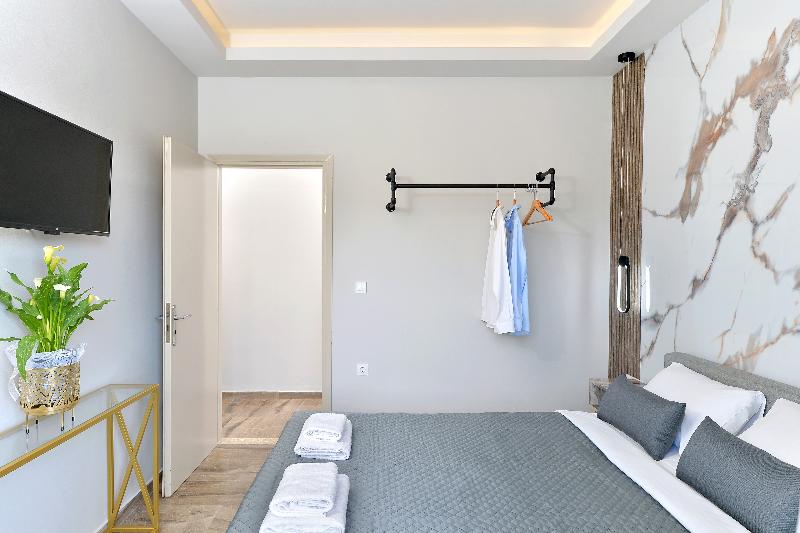ID Holiday Living image