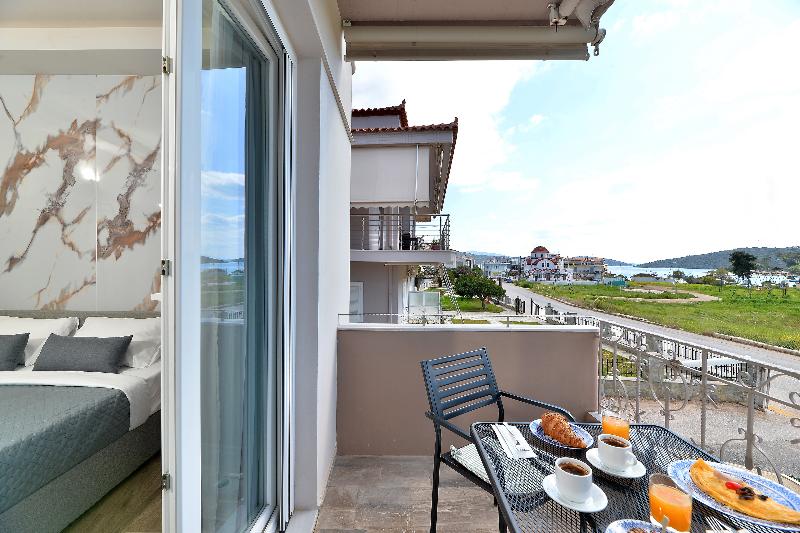 ID Holiday Living image
