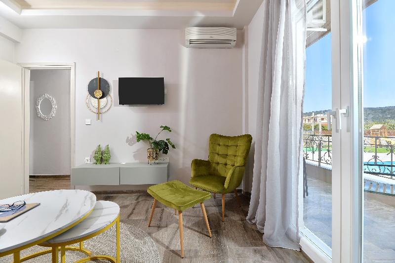 ID Holiday Living image