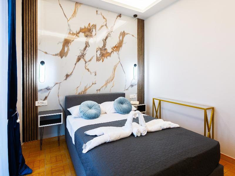 ID Holiday Living image