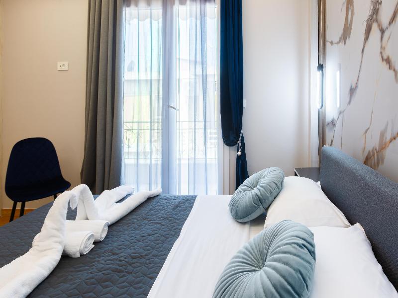 ID Holiday Living image