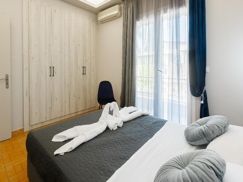 ID Holiday Living image
