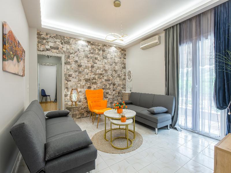 ID Holiday Living image
