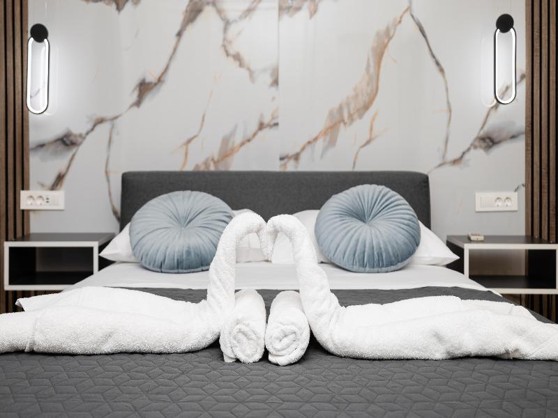 ID Holiday Living image